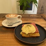 Second Fitzroy Coffee - カプチーノとワッフルベネディクト