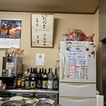 ごはんばー - 店内雰囲気と冷蔵庫のメニュー