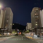 ごはんばー - マンションの合間に見える夜の皿倉山