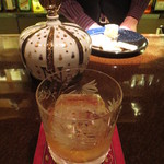 バー クラスター - ロックとそのボトルと、巣ごと蜂蜜を作っているマスター