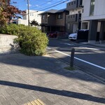 覚王山 吉芋 - 吉芋を出て横断歩道渡り切ったら、すぐの道を左折。