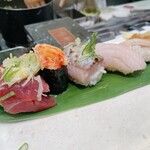 立食い寿司 根室花まる - 右から帆立の白子　あぶらかれい　網走にしん　花咲ガニ軍艦　本かつお