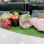 立食い寿司 根室花まる - 右から帆立の白子　あぶらかれい　網走にしん　花咲ガニ軍艦　本かつお