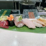 立食い寿司 根室花まる - 右から帆立の白子　あぶらかれい　網走にしん　花咲ガニ軍艦　本かつお