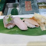 立食い寿司 根室花まる - 右から帆立の白子　あぶらかれい　網走にしん