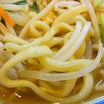 トナリ - 麺は太麺