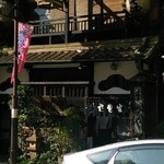 神田まつや - ビルとビルの間に木造建築の建物が