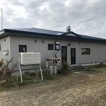 森のパイ工房 - 道路側