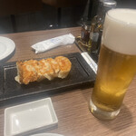 餃子ダイニングTSUDOI - 粗挽き餃子(5個) ¥550-(税込)と，生ビール(スーパードライ) ¥748-(税込)