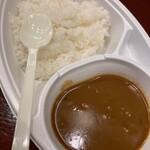 フジ - ◆ポークカレー　500円税込(※イベント価格)
            テイクアウト用のカレー皿に盛られたポークカレー…