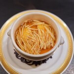 Ginza Ooishi - スッポンコンソメと松茸笠のスープにすっぽんフランと松茸の足を細くきって
