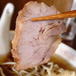 中華そば さとう - “チャーシュー”はの味付けは少し甘め、ホロッとした柔らかさの中に、肉の旨味をシッカリと感じることができる美味しさです。