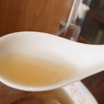 中華そば さとう - “スープ”は“鶏ガラ”に“煮干”の淡麗系、塩味が薄めですので、出汁が強く主張してきます。