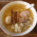 中華そば さとう - トッピングは小さめの“チャーシュー”が２枚、“メンマ”、“刻みネギ”、追加の“味玉”、シンプルに徹した中華そばです。