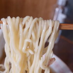 中華そば さとう - “麺”は“細縮れ麺”、加水率は低め、色白で“スープ”によく絡みます。