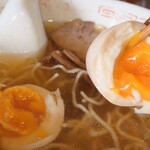中華そば さとう - “味玉”、”スープ”に浸かっても蕩け出さない絶妙な半熟です。