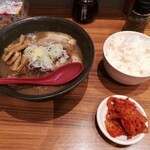 にぼしらーめん88 - にぼしラーメン、ライス、キムチ