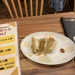 KONOSHIRO - 餃子は軟骨入り。赤い柚子胡椒もヨシ！
