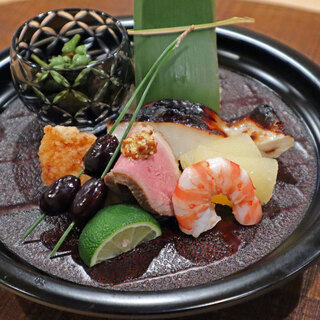 Feel the changing seasons with seasonal ingredients and famous sake. Seasonal special menu