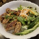 ベトナム料理酒場シクロ - 豚のつくねビーフン980円、炒め玉ねぎとニンニクのつくね、旨みが凝縮されててビーフンと一緒に食べるとちょうどいい。