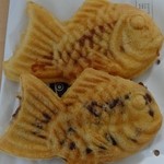 鳴門鯛焼本舗 - 料理写真:天然鯛焼き2匹　上：鳴門金時いも160円　下：黒あん140円