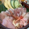 Sakanaryouri Kasahara - 海鮮丼。刺身は2切れずつで、3列目左からスズキ、カガミガイ、ホウボウ、ブリ。2列目はイシモチ、甘エビ、タコ。そして最前列はカニ味。