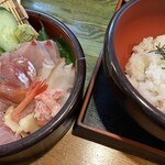 魚料り かさはら - 実は海鮮丼、はじめは、ご飯の器の上に海鮮の器がのって出されます。ご飯は、酢飯または、白ごはんから選べます。私は、白ご飯の普通。大盛りの方が良いかもしれません。