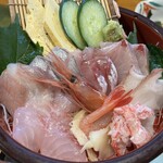 魚料り かさはら - 海鮮丼。刺身は2切れずつで、3列目左からスズキ、カガミガイ、ホウボウ、ブリ。2列目はイシモチ、甘エビ、タコ。そして最前列はカニ味。