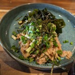 キッチン あお - なめろう
                                酒の肴のイメージだが
                                良い塩梅に味噌が効いていて飯にも合う