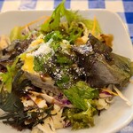 POLI KALA - ①野菜のキッシュ、ハーブ、レタス、人参、紫キャベツ、キャベツのサラダ