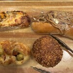 手作りパン工房 コネルヤ - 秋野菜のオニオンブレッド/焼きそばパン/オリーブベーコン/カレードーナツ