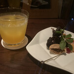 モモタ バー - オレンジジュースとドライフルーツ。輸入物じゃないと流通安定しないんだって。ちゃんとバイヤーさんと交渉して買うから利益率少なめって言ってた。