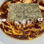 Ramen Tsuchiya - ラーメンセットのラーメン  竹岡式ラーメンだけど野菜系のスープが加わるタイプ。調理場を見てると化調らしき粉も入れてるので濃い醤油の奥にほんのり甘さがあります。飲み干し注意⚠️でも美味いのよね！