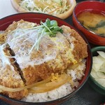 Shokudou Aguri Tei - かつ丼850円(税込)
                        サラダに味噌汁、漬物まで付いていてビックリ！
                        カツは肉厚で柔らかく食べ応えがあり、玉子もフワフワでとっても美味しいです｡
                        いや～これはお得すぎますね♪お勧めしたくなるの分かる