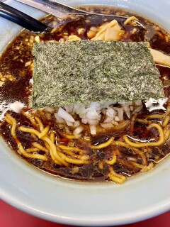 Ramen Tsuchiya - ラーメンセットのラーメン  竹岡式ラーメンだけど野菜系のスープが加わるタイプ。調理場を見てると化調らしき粉も入れてるので濃い醤油の奥にほんのり甘さがあります。飲み干し注意⚠️でも美味いのよね！