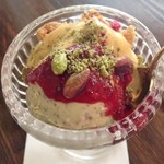 ジェラテリア アクオリーナ - コッパジェラート（700円）ブロンテ産ピスタチオのジェラート、クリームチーズマルサラのジェラート、バラとラズベリーのコンフィチュール