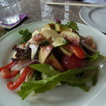 カフェ・ノビロ - サラダ（１０５０円）。イチジクや薄く切ったナシがたっぷり入っていて、おいしい！
