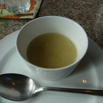 カフェ・ノビロ - サービスのスープ。すり下ろしたカブとオニオンの甘みが優しい