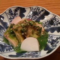 魚菜料理 縄屋 - 鮭の燻製 かぶの葉ソース