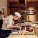 温石 - この集中力。美しい♪ 杉山さんほど「丹精」と言う言葉が似合う料理人さんて、見つからないです。