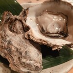 Izakaya Uohan - 焼き牡蠣(500円) 小さいぜ！