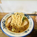 八屋 - 【正油ラーメン＝中太全卵縮れ麺】