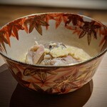 温石 - 艶やかな秋のお鉢で、石川小芋と蛤の卵寄せ。蛤出汁が子芋に染みて優しい。蛤５個入ってたヽ(^o^)丿ww