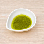 とろこく味噌らーめん みそや 源兵衛 - バジル風味のガーリックバターオイル