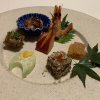 礼華　青鸞居 - 本日の前菜盛り合せ サツマイモのオレンジジュース煮、薔薇酒に漬けたさい巻き海老、台湾の唐墨醤で和えた海月、クミンパウダーをかけた牛肉の揚げ物、蓮芋のサワークリーム漬け・塩卵がけ、油淋ソースをかけた秋刀魚のあげもの、蒸し鶏の四川風ソース