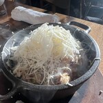 海老丸らーめん - 焼けた鉄鍋にチーズリゾット。