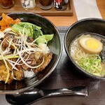 肉のヤマ牛 - 日替わり(月曜日 )厚切かるび丼(小)＋味玉醤油そば(ハーフ) ¥890(税込)