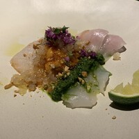 眞善美 - 3.5kの松川鰈。上には雲丹とみじん切り様のクラゲ、そして葱のソース