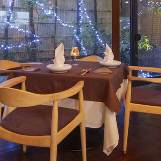 お庭を見ながらゆったりと落ち着いた時間をお過ごし頂けるお席をご用意しております。