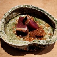 紀尾井町 三谷 - 気仙沼の戻り鰹、皮目だけソテーしてあります。鰹節は160℃の油で揚げてありサクッサクッの鰹節チップスになっています、楽しい食感！